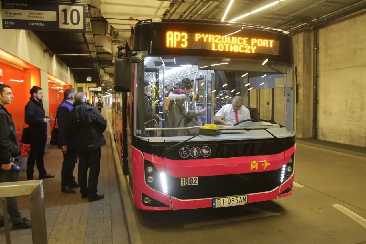 Autobus AP3 z Katowic-Pyrzowic dojazd z dworca PKP. Kierowca w białej koszuli i różowym krawacie.