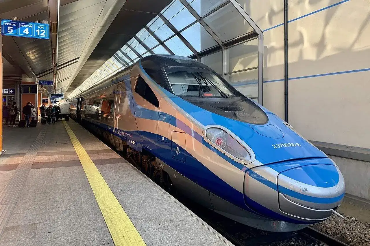 Pendolino, najszybszy pociąg w Polsce, czeka na pasażerów na peronie.
