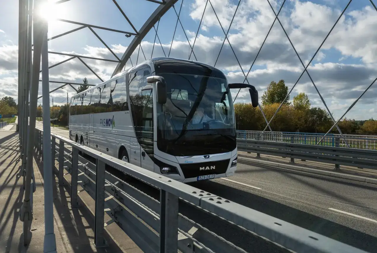Autobus PKS NOVA na moście, podróż z Warszawy do Augustowa.
