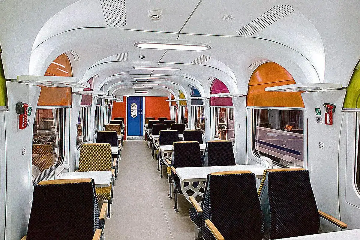 Wnętrze wagonu Intercity z kolorowymi akcentami i wygodnymi siedzeniami. Czy w Intercity jest wars?