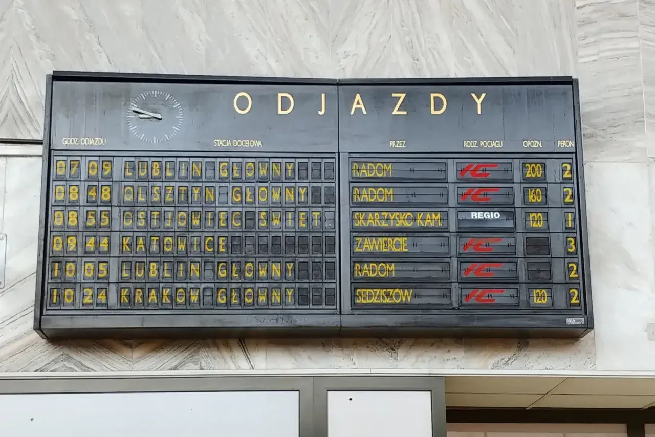 Tablica odjazdów PKP z informacją o pociągach do Lublina, Olsztyna, Ostrowca Świętokrzyskiego, Katowic i Krakowa. Kiedy zmiana rozkładu jazdy PKP, warto sprawdzić aktualne dane.