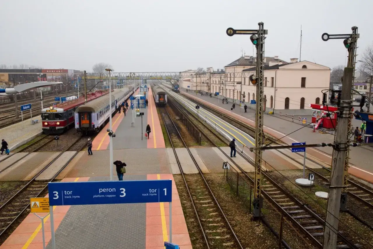Stacja Białystok, peron 3. Pociąg czeka na pasażerów. Sprawdzam cenę biletu PKP Białystok - Warszawa.