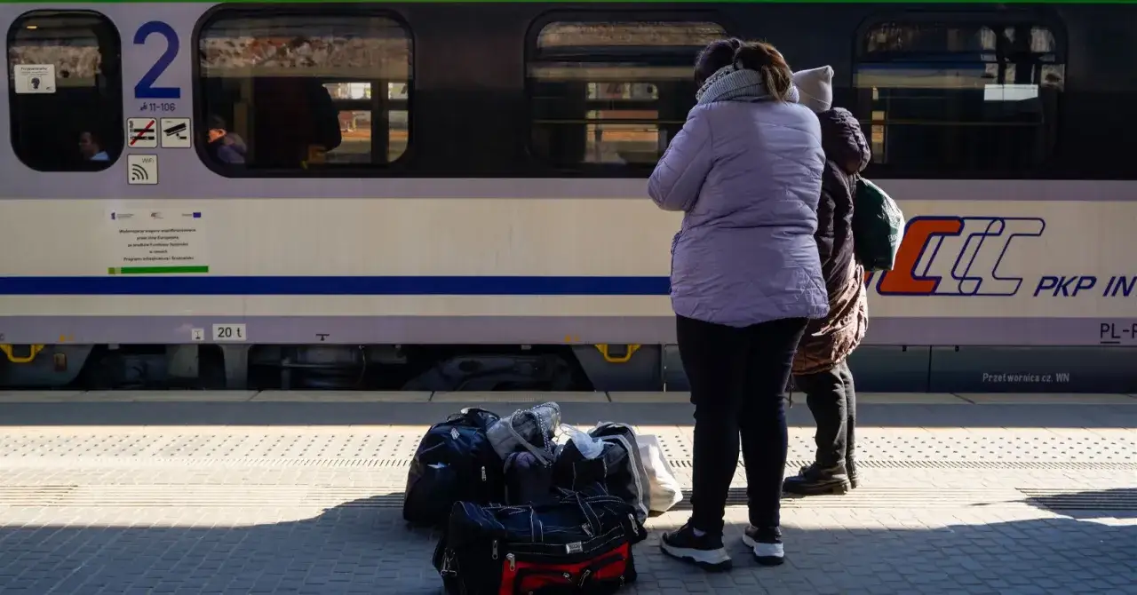 Ludzie z bagażami czekają na pociąg PKP. Utrudnienia na kolei?