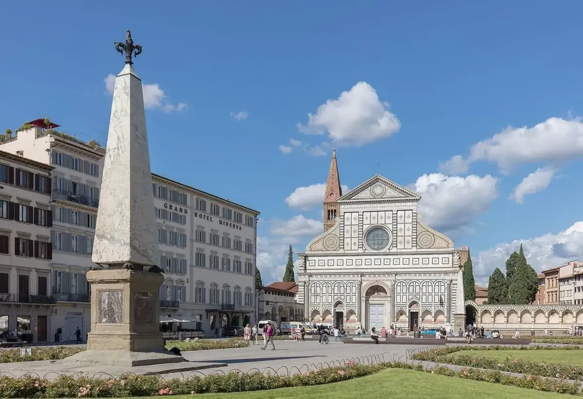 Obelisk i fasada kościoła Santa Maria Novella na placu przed dworcem kolejowym Florencja.