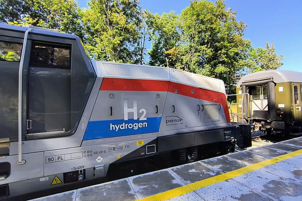 Nowoczesna lokomotywa na wodór H2 Hydrogen od Pesy Bydgoszcz, gotowa do podróży.