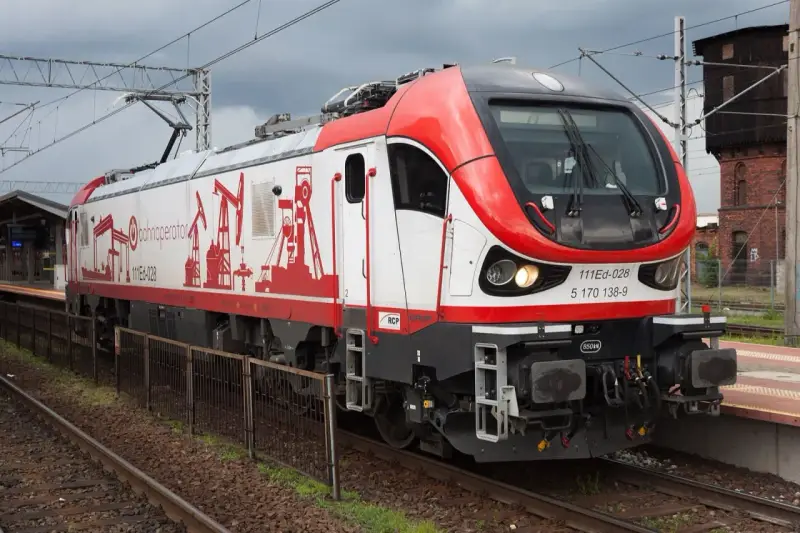 Szynobus PKP Gorzów z charakterystycznym malowaniem. Rozkład jazdy szynobusu wkrótce na tablicy.