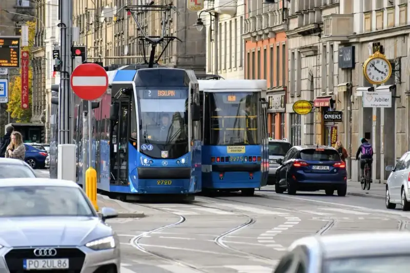 Tramwaj z dworca w Krakowie do Prokocimia? Linia 2 jedzie w kierunku Biskupina. Zobacz, jak dojechać z dworca w Krakowie do Prokocimia, korzystając z komunikacji miejskiej.