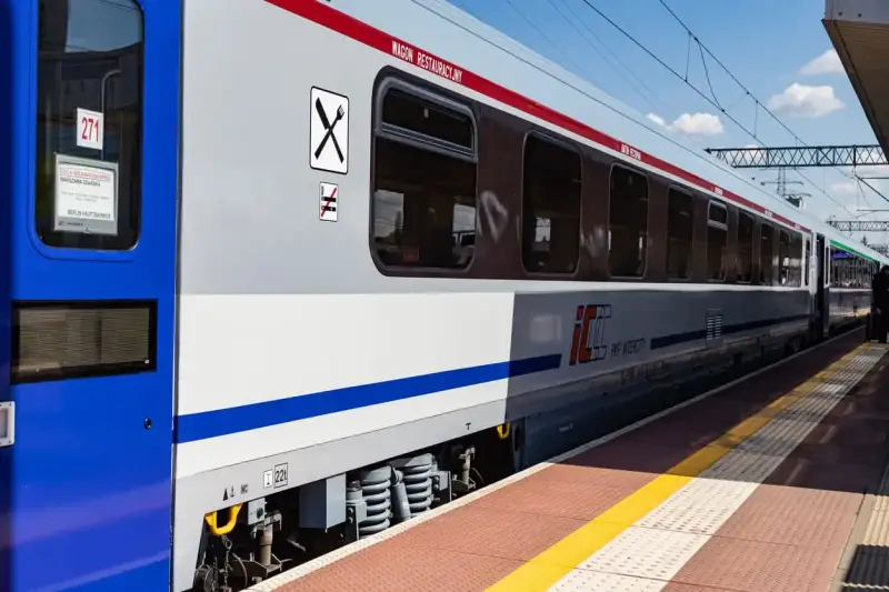 Pociąg PKP Intercity z wagonem restauracyjnym, gotowy do podróży. Czy w Intercity jest wars? Tak, ten wagon to dowód!